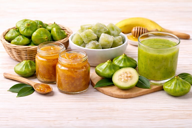 Composição sobre uma mesa de madeira clara com produtos derivados do Cambuci. Inclui dois potes de g