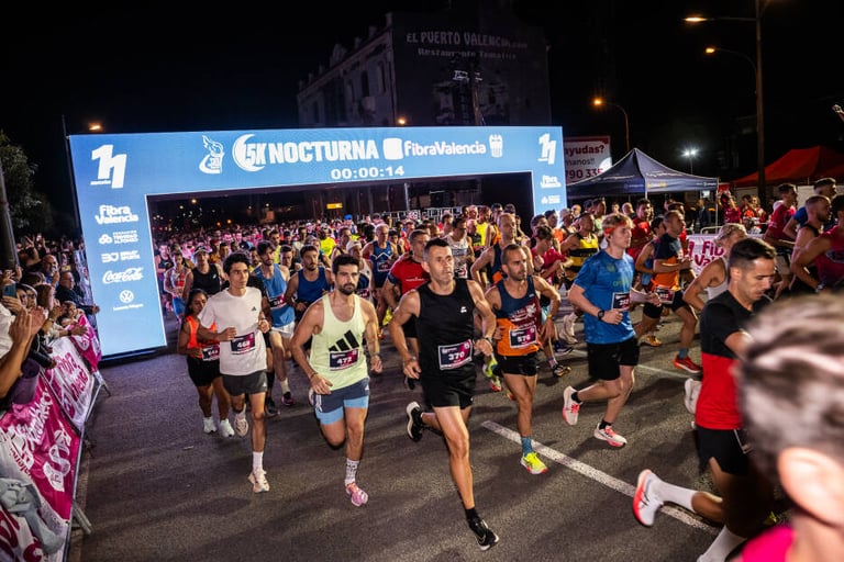 Runners corriendo el evento de la 15 k nocturna valencia