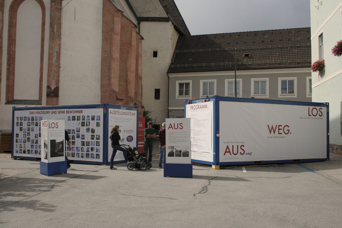 Besucher erkunden die Außenanlage der mobilen Ausstellung "Aus weg los!".