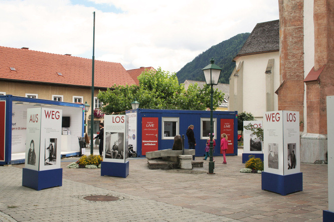 Besucher erkunden die Außenanlage der mobilen Ausstellung "Aus weg los!".