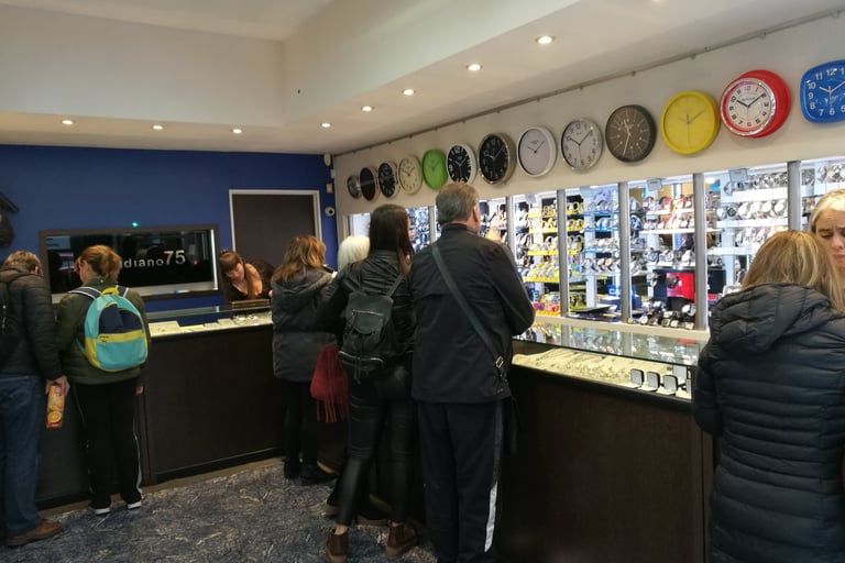 Varios clientes dentro de la sucursal de avenida callao