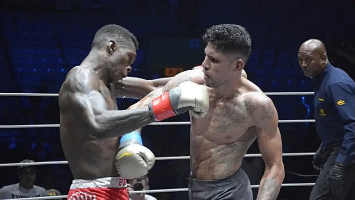 Poatan nocauteando Israel Adesanya no Glory
