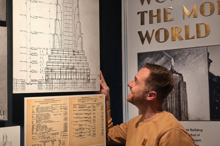 Rafał Młynarczyk oglądający archiwalną dokumentację Empire State Building