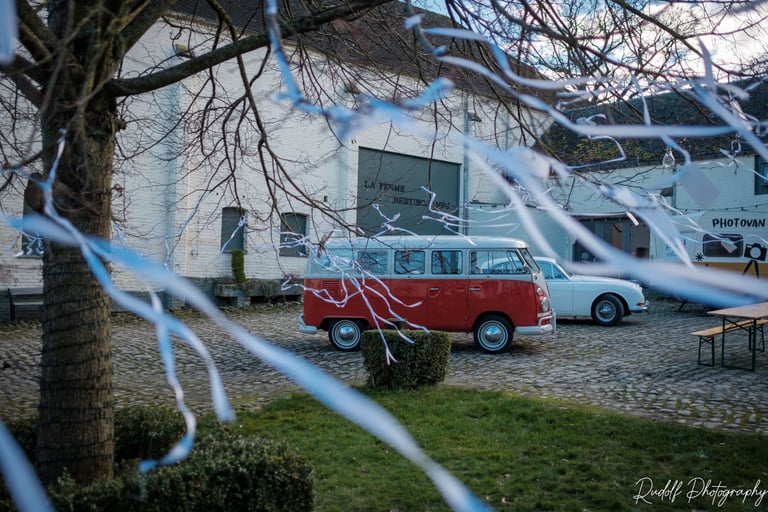 Van VW rouge et blanc dans la cour de la ferme Bertinchamps d'Ophain