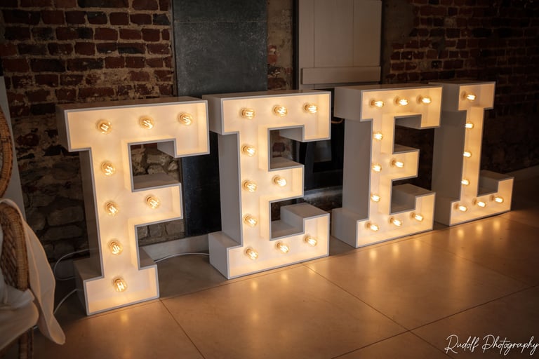 Lettres lumineuses "Feel"