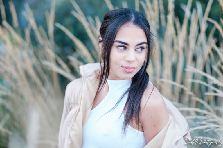 Portrait lifestyle d'un modèle femme