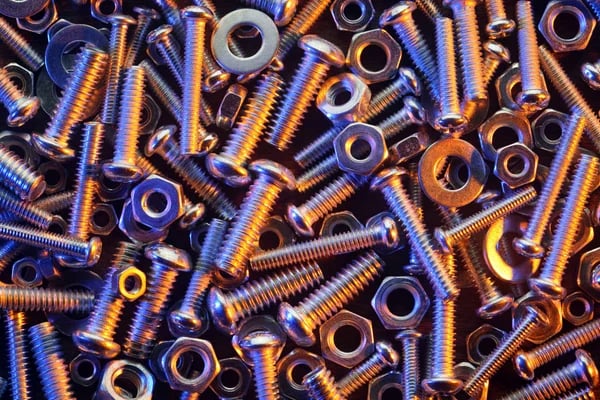 bu resimde bir grup somun ve cıvata gösterilmektedir