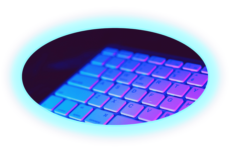 Teclado de computador retroiluminado, brilhando com luzes LED