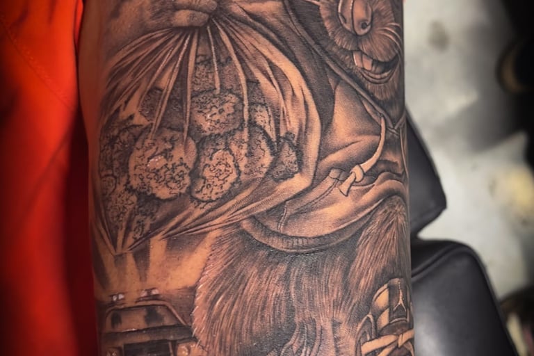 tatouage réaliste Black & Grey représentant un rat portant un bonnet et un sweat à capuche réalisé
