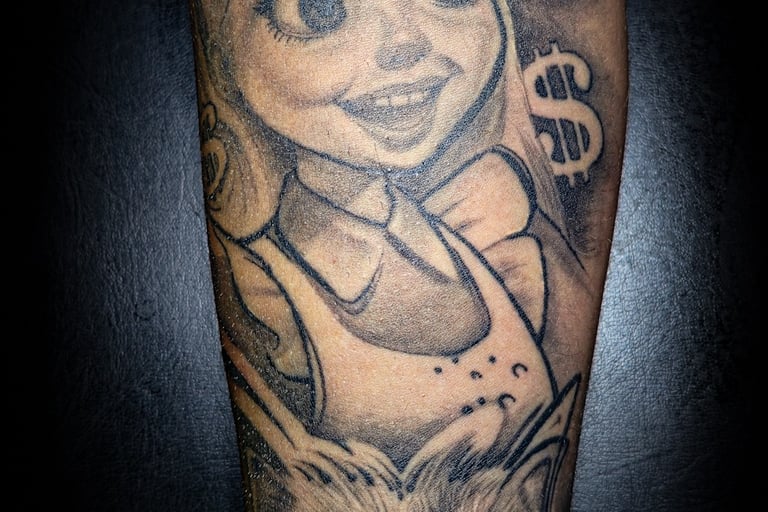 Tatouage réaliste fait à Bruxelles noir et gris