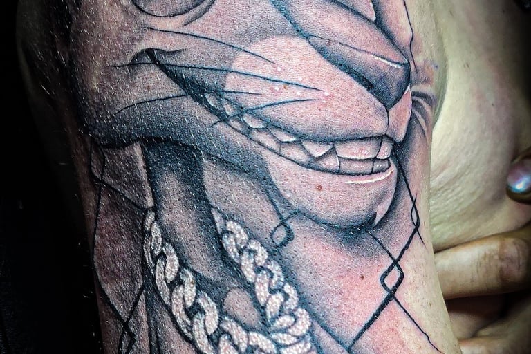 Tattoo noir et gris style cartoon réaliste réalisé chez Archibald Tattoo Studio en Belgique. Projet