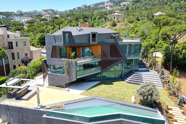 Modern luxury villa with swimming pool on the Silver Coast, Portugal. A prime real estate opportunit