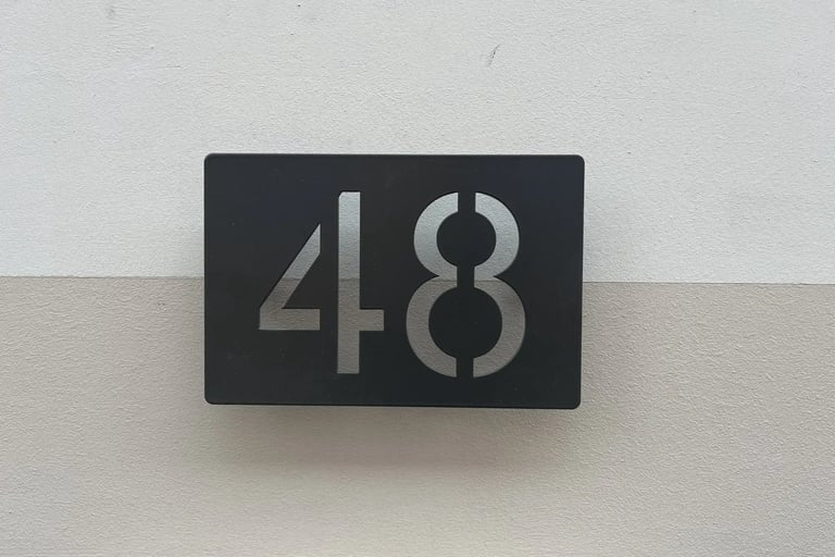 Numéro de maison 48 en métal découpé au laser – plaque noire