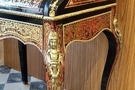 Dorures et bronzes d'un meuble ancien restaurés