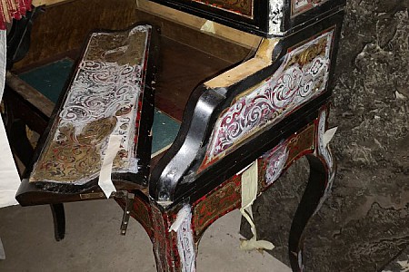 Réparation de la structure et du placage d'un meuble ancien
