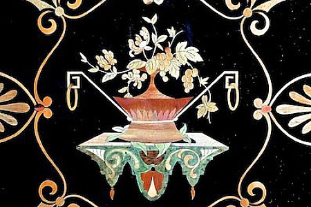 Plateau marqueté à fond noir, bouquet de fleurs en marqueterie