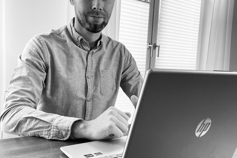 Dirk Grüner vor einem Notebook