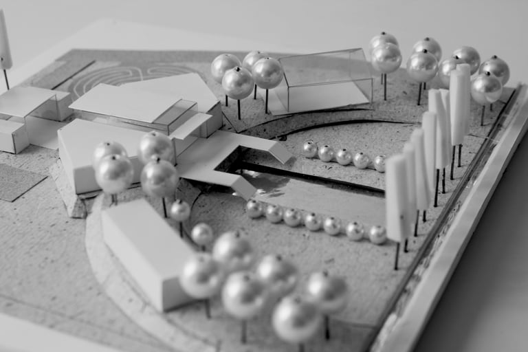 Maquete conceitual do projeto com o programa, o rio, e o labirinto