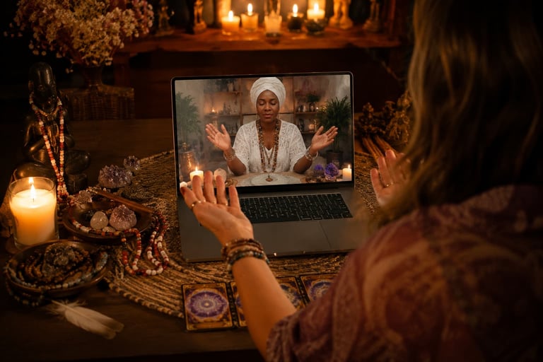 Laptop sobre mesa esotérica ao lado de vela acesa durante sessão de consulta espiritual online