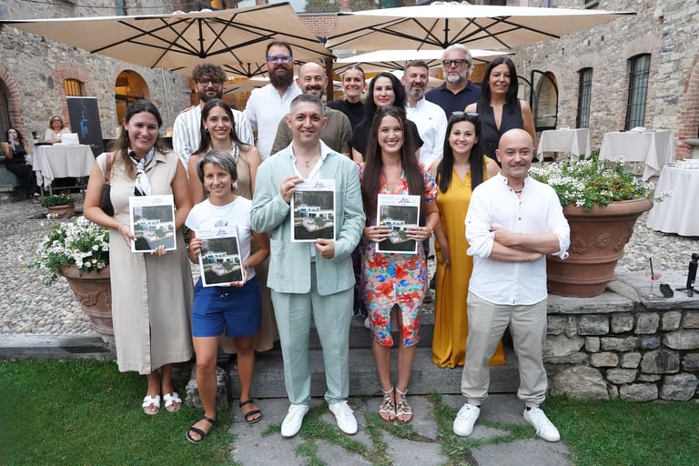 Il team di Lake Como Tourism con Ampellio Ramaioli e Carlotta Conti durante la presentazione della rivista