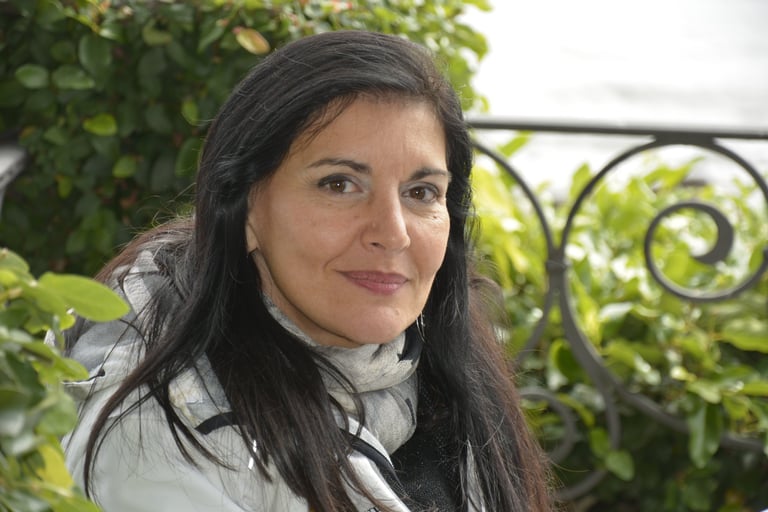 Clara Mennella brinda con un calice di vino durante un evento enogastronomico – Oltre i Fornelli