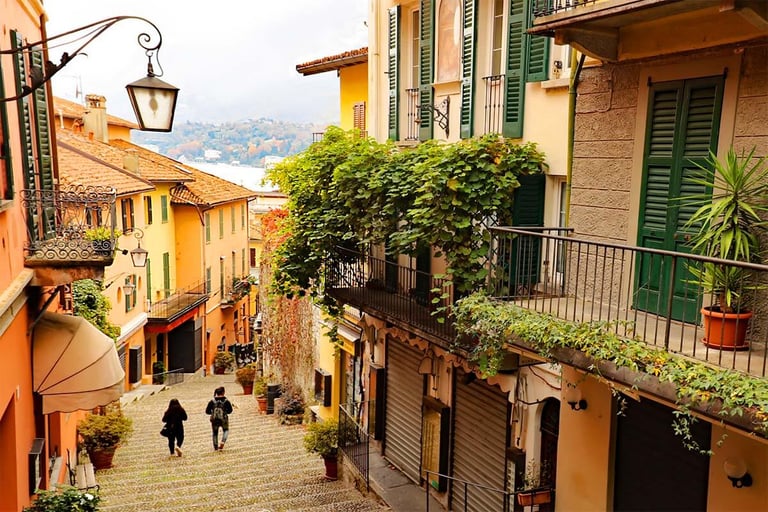 Uno scorcio caratteristico di un borgo affacciato sul Lago di Como.