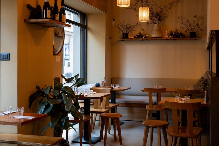 Interno del ristorante Giardì a Milano, locale plant-based con arredi minimal e materiali naturali