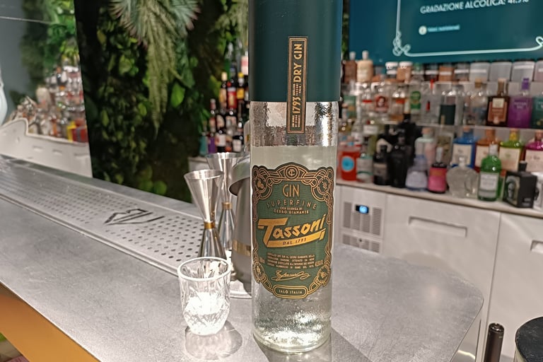 Bottiglia di Gin Superfine Tassoni al Cedro Diamante esposta sul banco bar