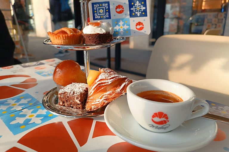 Caffè espresso con dolce servito da Malìa in un ambiente accogliente
