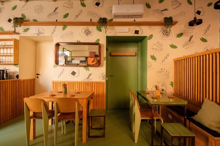 Interni del locale Maido street food giapponese a Milano