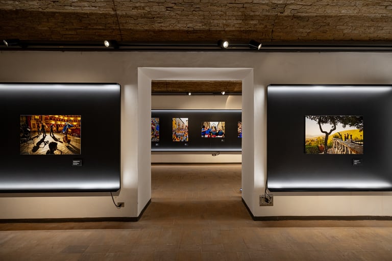Allestimento della mostra Steve McCurry – Umbria al Complesso museale di San Francesco