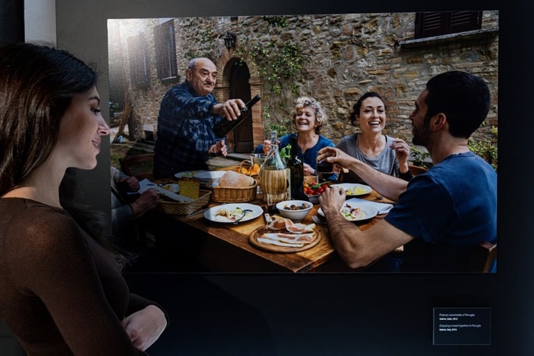 Pranzo conviviale all’aperto in Umbria, simbolo di tradizione e condivisione