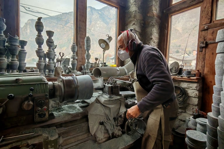 Roberto Lucchinetti nel laboratorio artigianale di pietra ollare