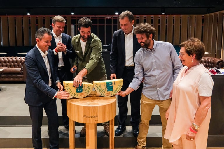 Il taglio della forma di Branzi stagionato durante l'inaugurazione di GNAM a ChorusLife.