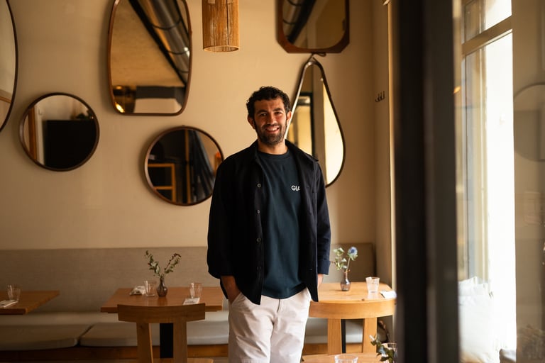Tommaso Coppola, chef e cofondatore di Giardì, nel ristorante plant-based di Milano