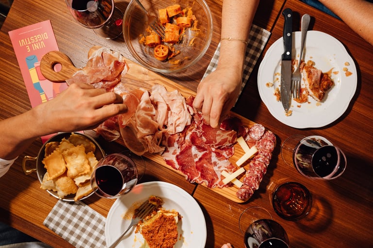 Tagliere di salumi misti con gnocco fritto e vino rosso