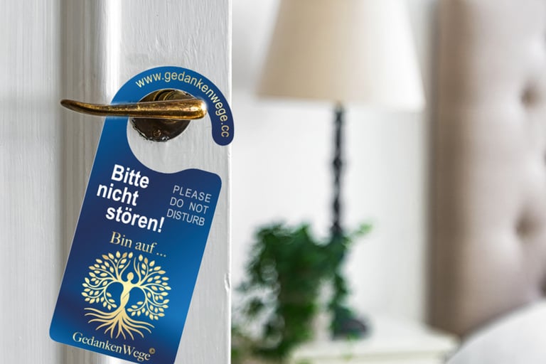 Der praktische Türanhänger signalisiert die Stimmung.