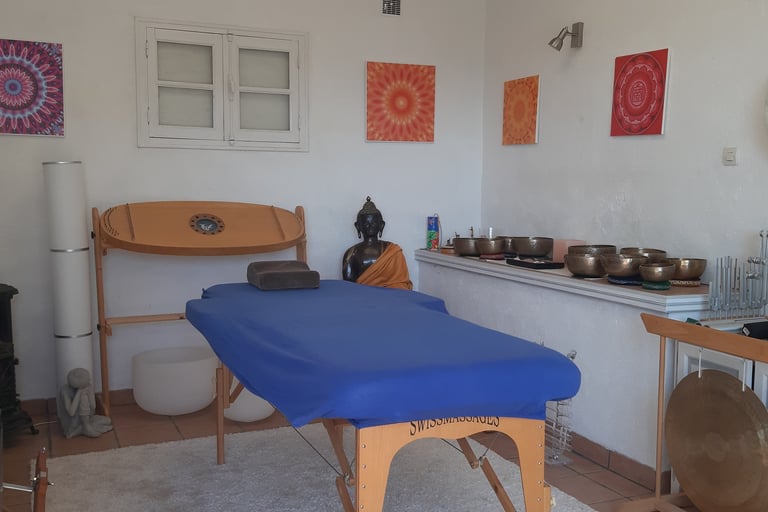 Cabinet de sonothérapie à Rosis avec table de soin et instruments vibratoires