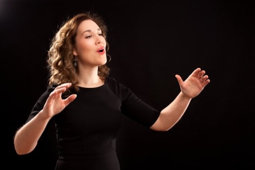 Personne chantant lors d'un cours de chant ou d'un travail vocal