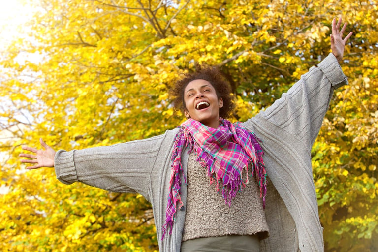 Personne exprimant une sensation de bien-être et de détente en pleine nature
