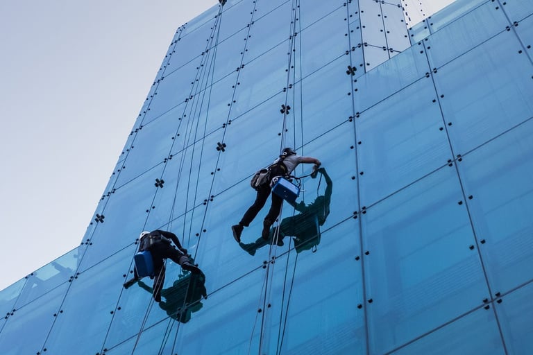 alt="Nettoyage de vitres en hauteur en Haute-Savoie Annecy"