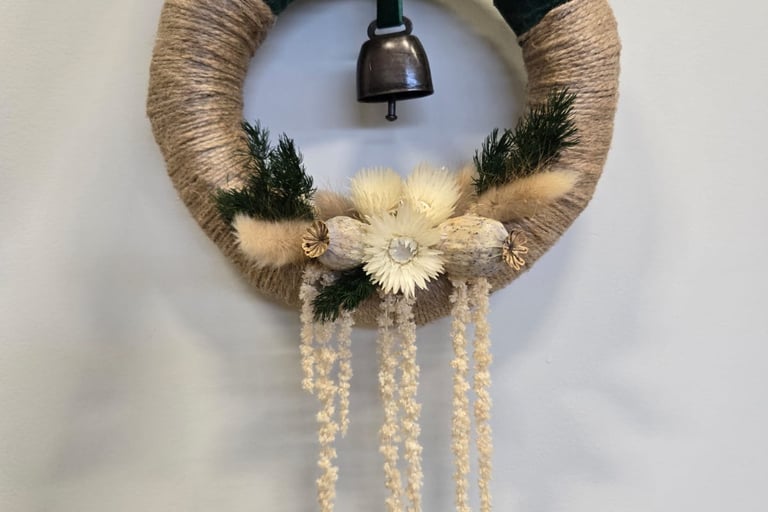 Couronne de noël faite par l'Ensorce'Fleurs, tons vert et beige