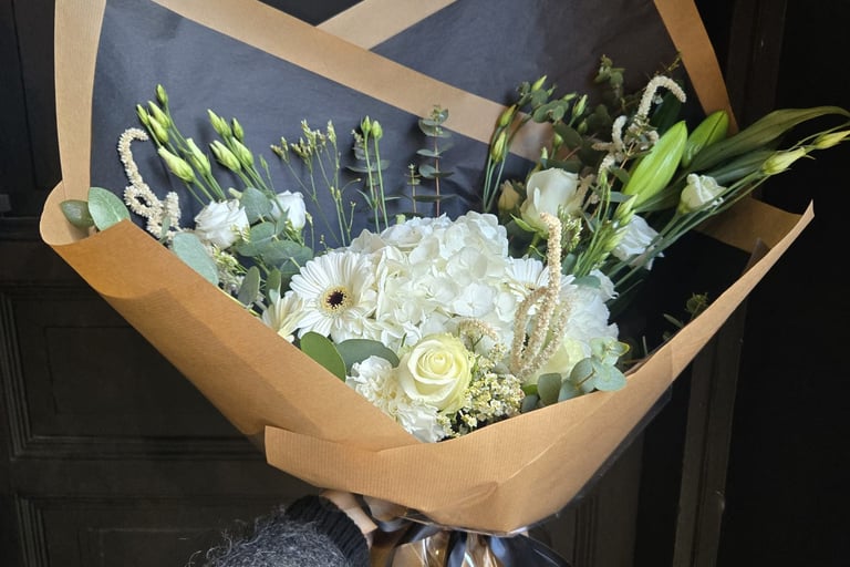 Bouquet de fleurs fait par l'Ensorce'Fleurs, fleurs fraîches et fleurs séchées