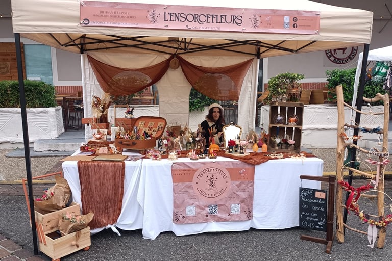 Estelle et son stand, avec toutes ses créations, sur un marché