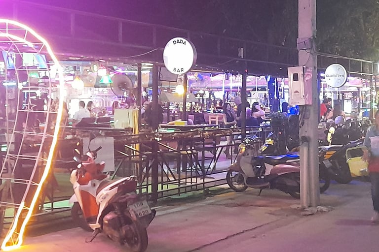 Street view of bars at Wonderland 2 in Hua Hin