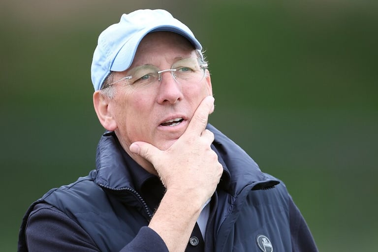 Textor com mão no queixo