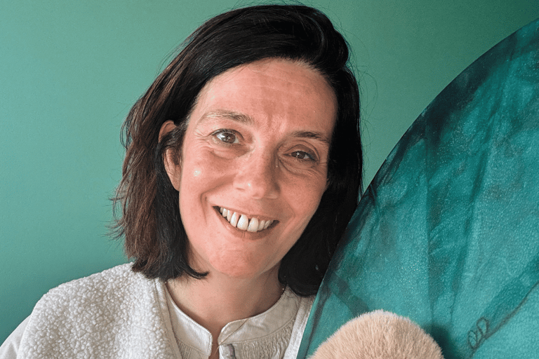 Rachel Teyssier avec son tambour, accompagnement holistique, soin énergétique et lecture akashique 