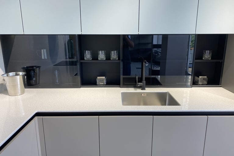 "balto kvarco virtuvės stalviršis su klijuota plautuve iš apačios"