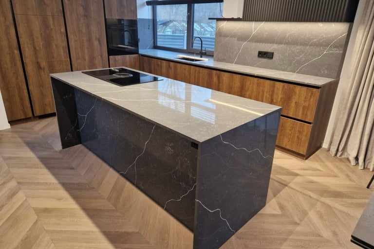 "virtuvės sala iš pilko blizgaus kvarco akmens"