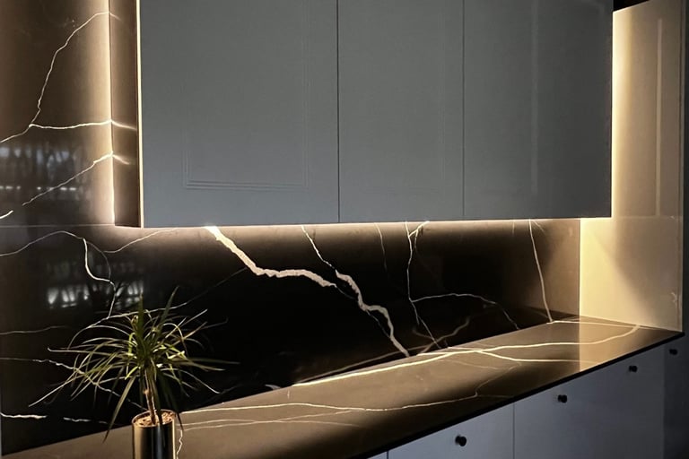 "juodo kvarco virtuvės stalviršis ir sienelė"